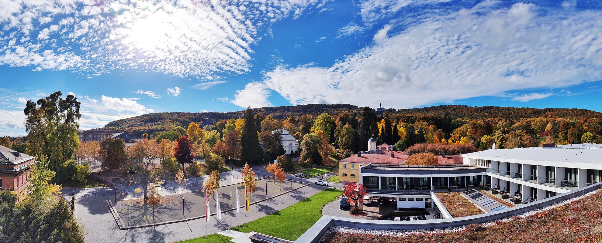 Schlosshotel Bad Wilhelmshöhe in Kassel – Panoramaansicht des Hotels im Herbst mit Parklandschaft | Wellnesshotel Hessen