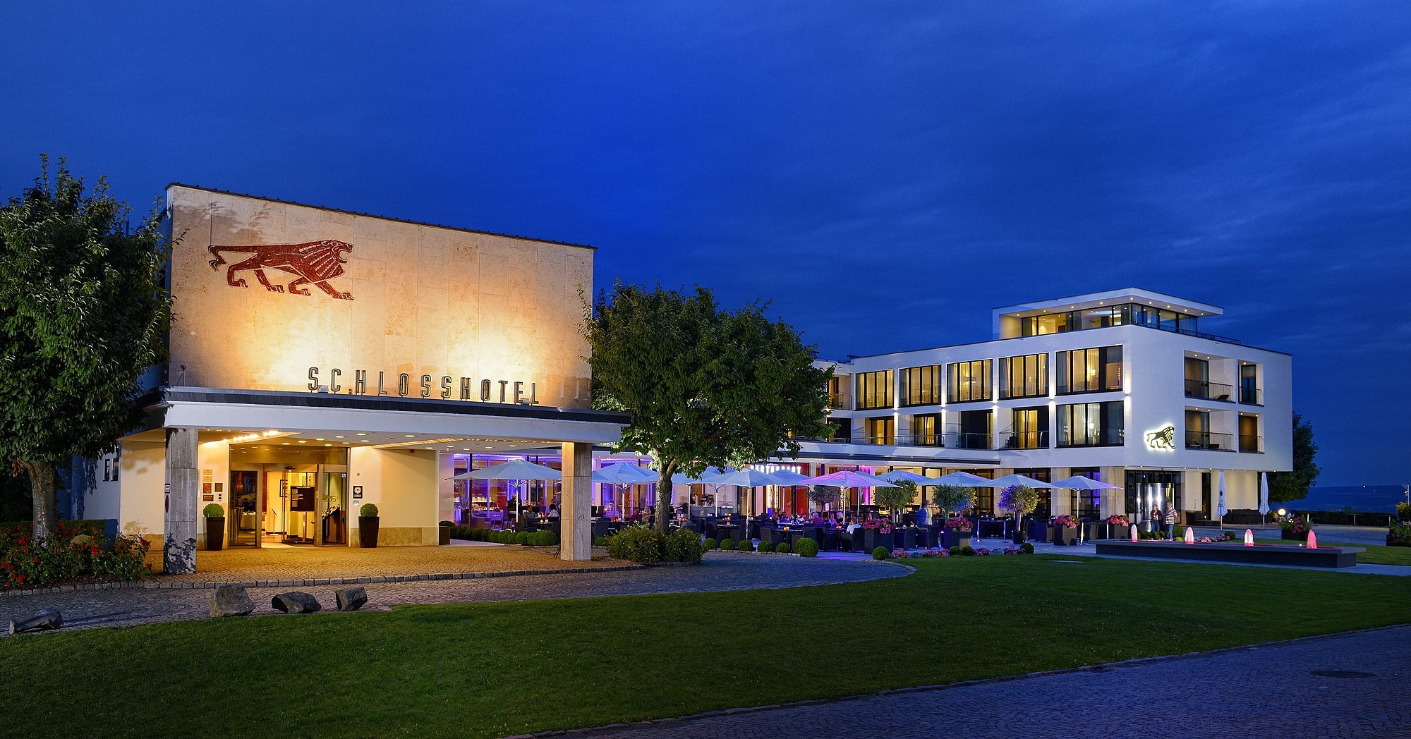 Schlosshotel Bad Wilhelmshöhe in Kassel – Elegante Außenansicht bei Nacht mit beleuchteter Terrasse | Wellnesshotel Nordhessen