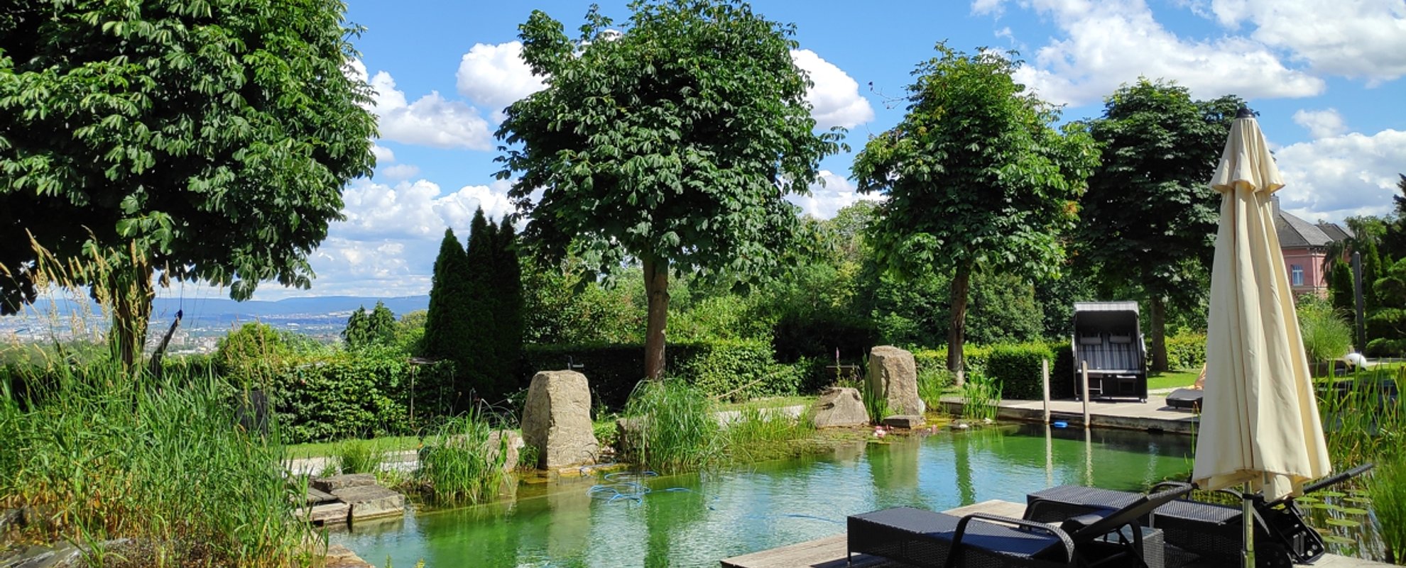Schlosshotel Bad Wilhelmshöhe in Kassel – Natürlicher Schwimmteich im Grünen mit Liegeflächen | Wellnesshotel Hessen