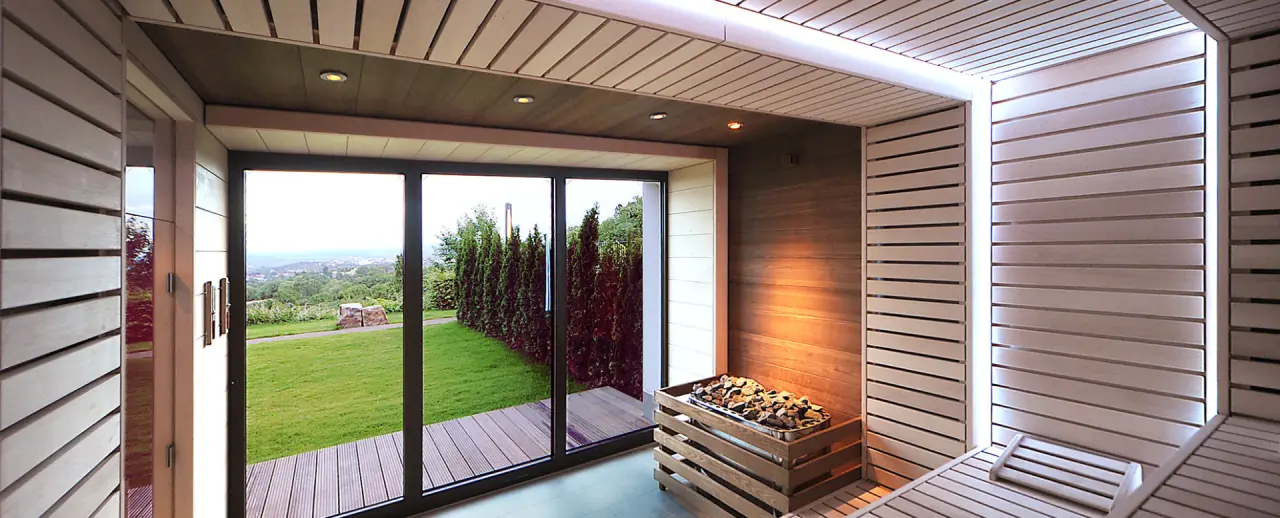 Schlosshotel Bad Wilhelmshöhe in Kassel – Panorama-Sauna mit Blick ins Grüne und moderner Ausstattung | Wellnesshotel Hessen