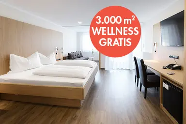 Modernes Doppelzimmer mit Holzelementen und Schreibtisch im Novapark Flugzeughotel Graz.