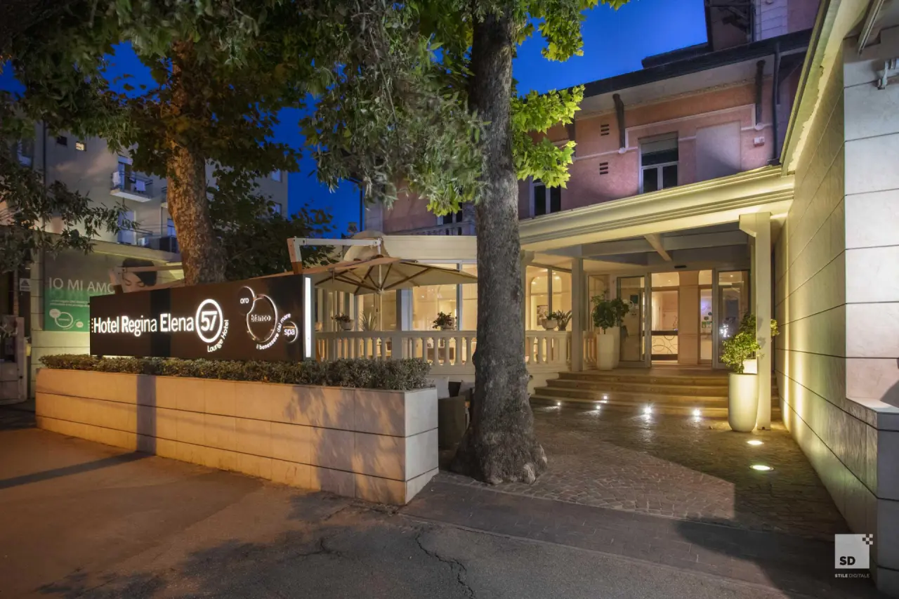 Hotel Regina Elena 57 in Rimini – Beleuchteter Eingangsbereich und Hotelfassade bei Nacht | Wellnesshotel Adriaküste