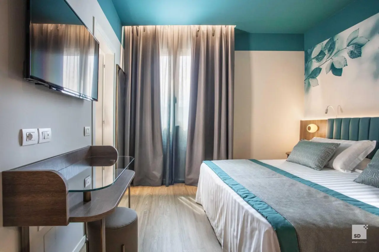 Hotel Regina Elena 57 in Rimini – Modernes Doppelzimmer mit türkisfarbenen Akzenten | Wellnesshotel Emilia-Romagna