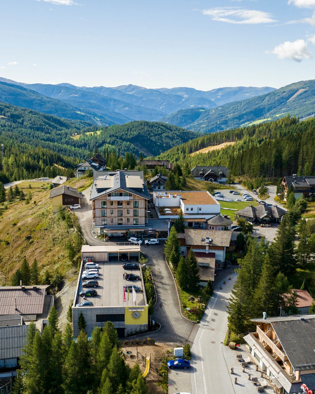 Das KATSCHBERG in Katschberghöhe – Luftaufnahme des Hotels eingebettet in die Alpenlandschaft | Wellnesshotel Katschberg