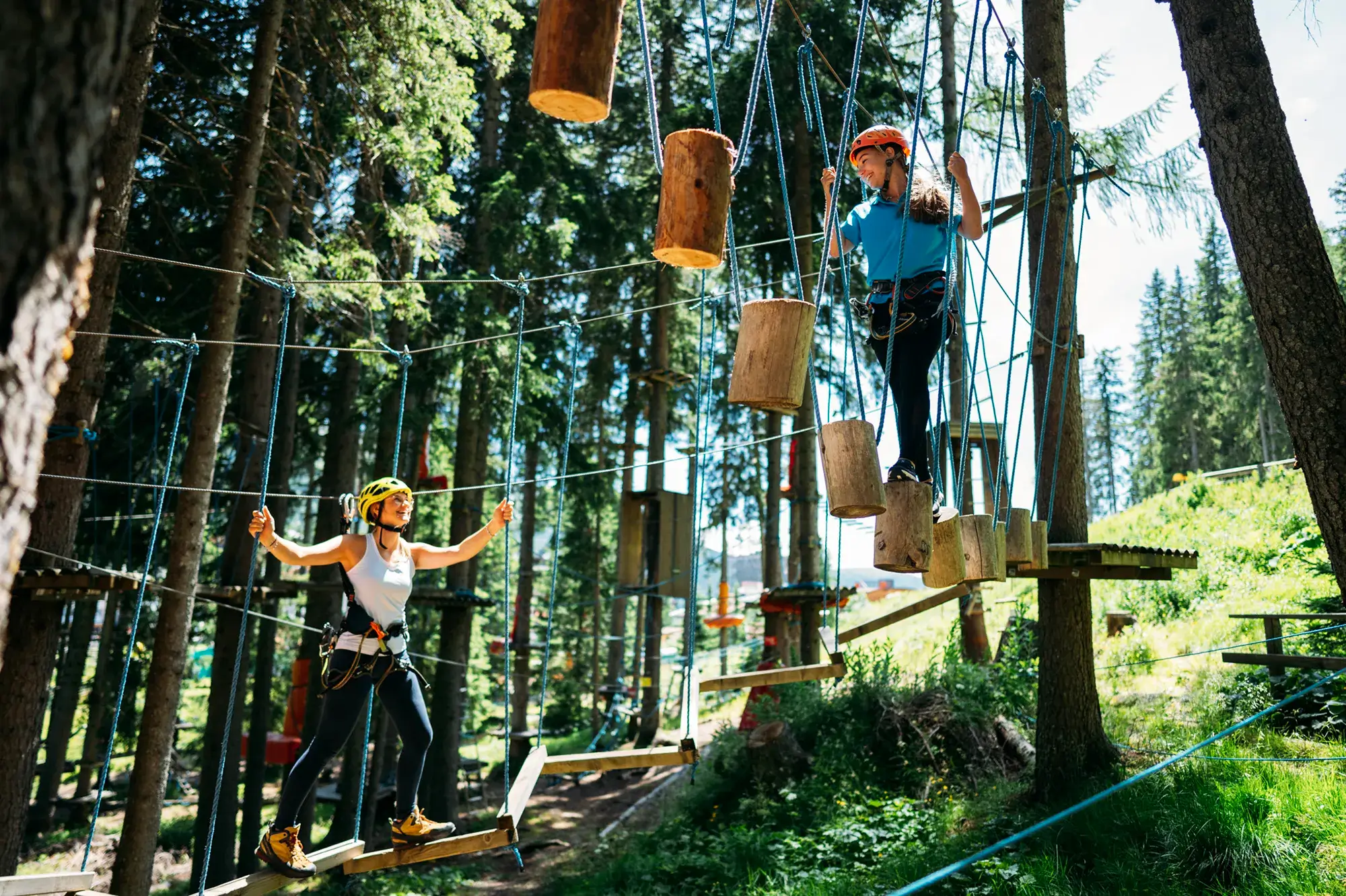 Das KATSCHBERG in Katschberghöhe – Gäste auf einem Hochseilgarten im Wald | Wellnesshotel Kärnten