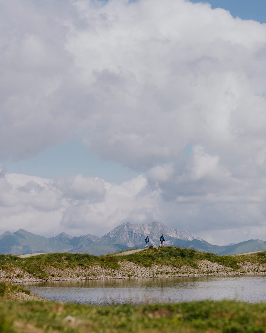 Das KATSCHBERG in Katschberghöhe – Wanderer am Bergsee mit majestätischem Alpenpanorama | Wellnesshotel Katschberg