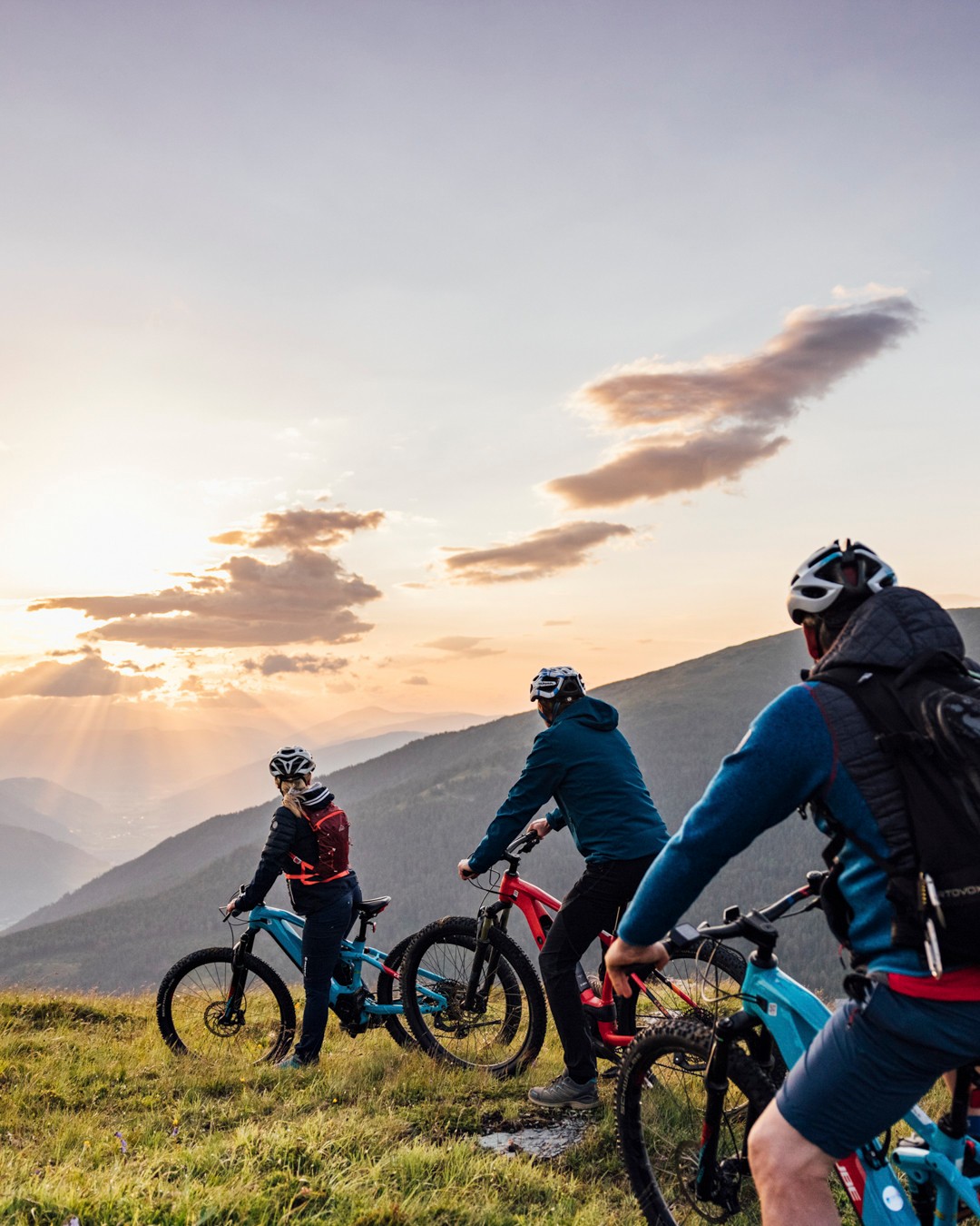 Das KATSCHBERG in Katschberghöhe – Mountainbiker bei Sonnenuntergang mit atemberaubendem Bergpanorama | Wellnesshotel Katschberg
