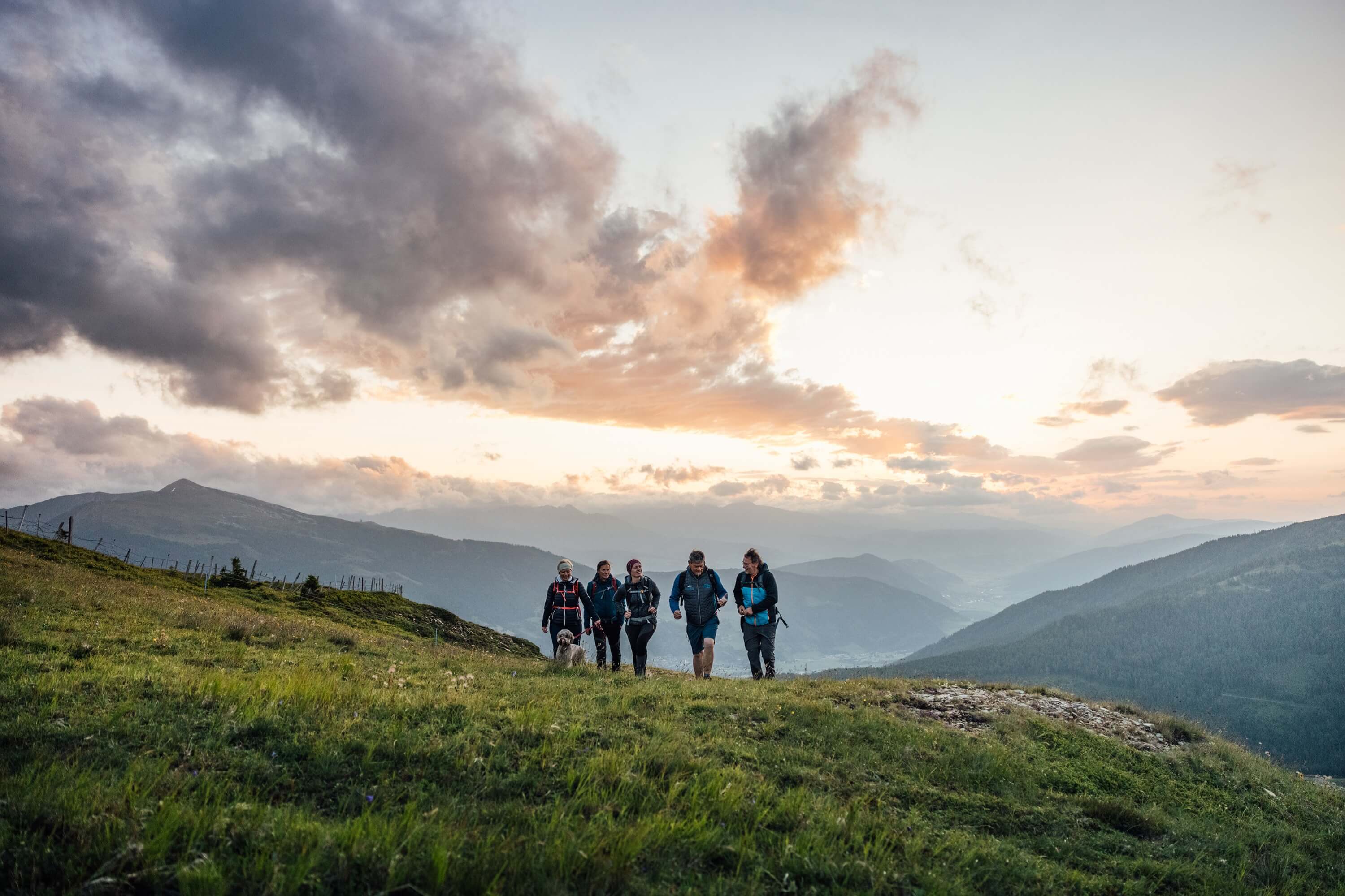 Das KATSCHBERG in Katschberghöhe – Wandergruppe mit Hund bei Sonnenuntergang in den Alpen | Wellnesshotel Katschberg