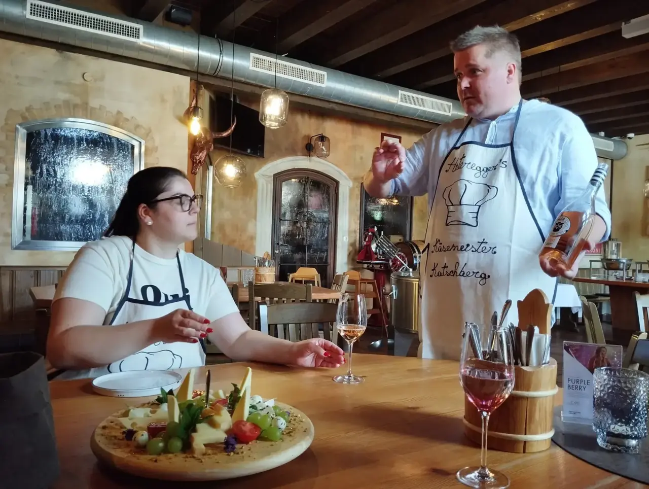 Das KATSCHBERG in Katschberghöhe – Gäste beim Käse- und Wein-Tasting im Restaurant | Wellnesshotel Kärnten