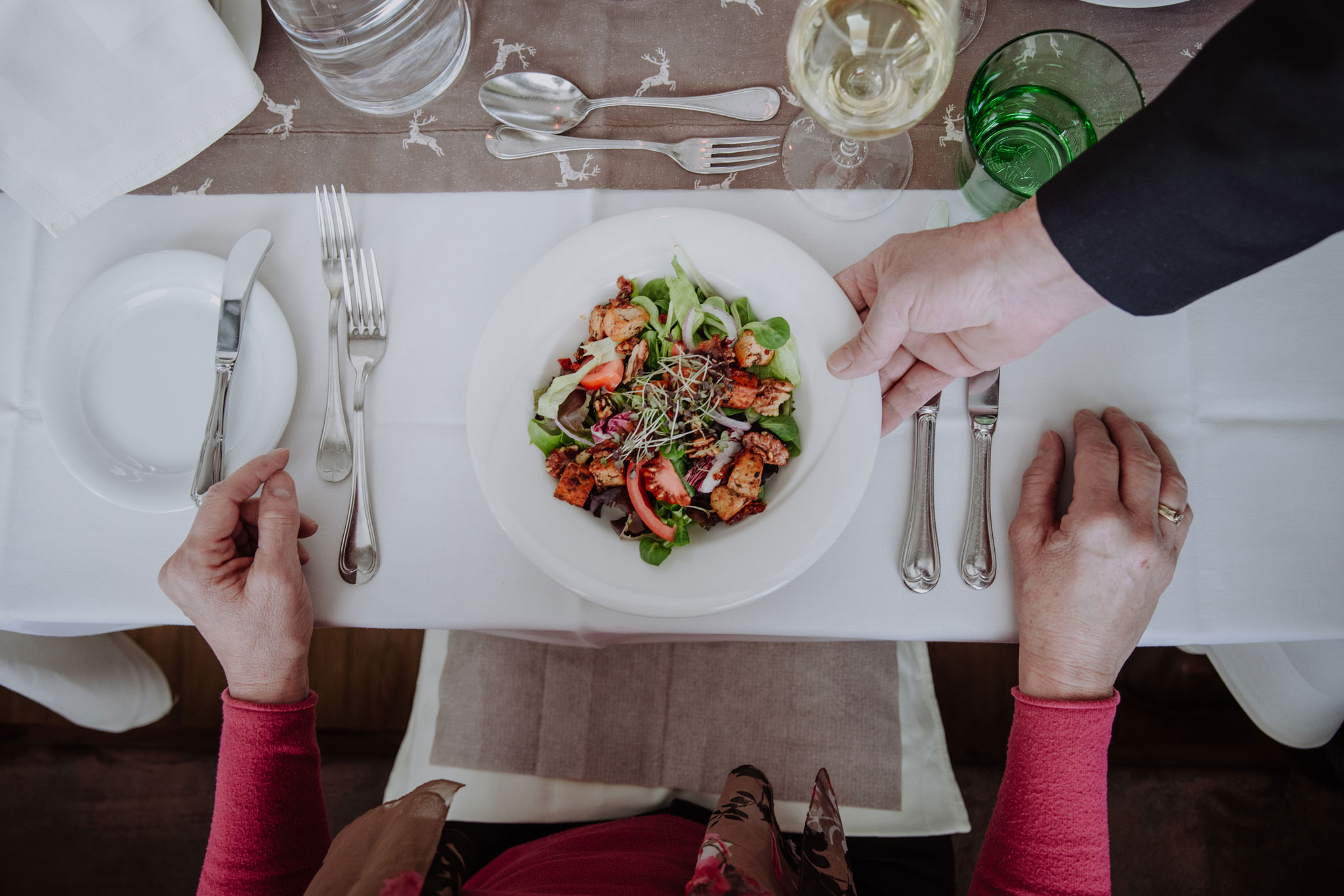 Das KATSCHBERG in Katschberghöhe – Frischer Salat wird am Tisch im Hotelrestaurant serviert | Wellnesshotel Katschberg