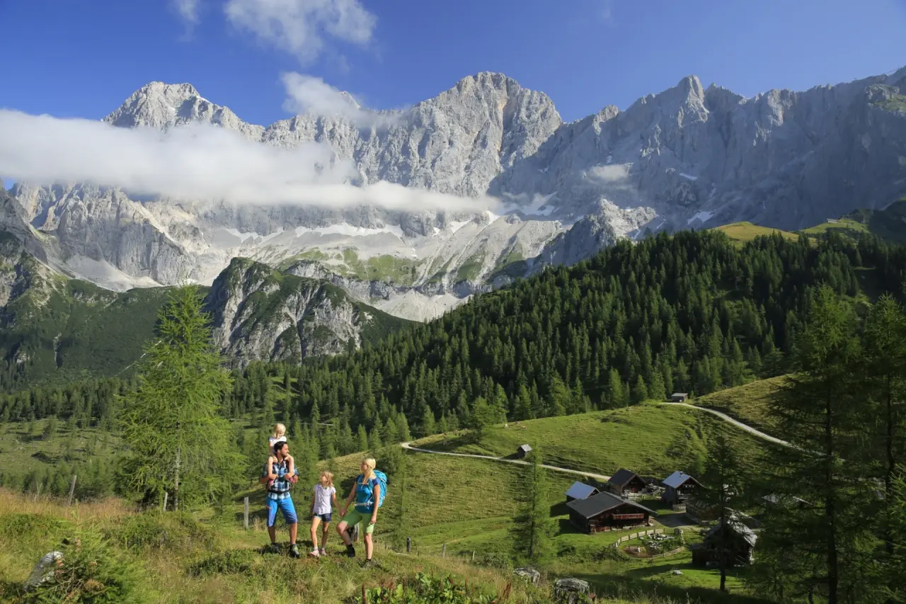 Familie wandert in den Schladminger Tauern mit beeindruckendem Bergpanorama, ideal für Aktivurlaub im Sporthotel Royer Schladming.