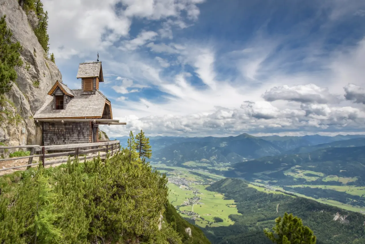 Malerische Bergkapelle auf einem Felsvorsprung mit Panoramablick über das Ennstal, nahe Sporthotel Royer Schladming.