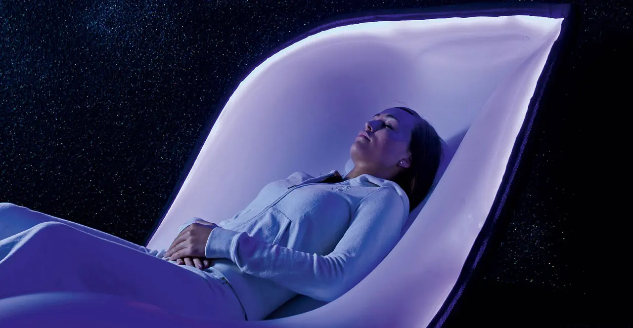 Entspannende Lichttherapie-Liege im Spa-Bereich des Hotel Zum Kramerwirt für tiefe Erholung und Wohlbefinden.