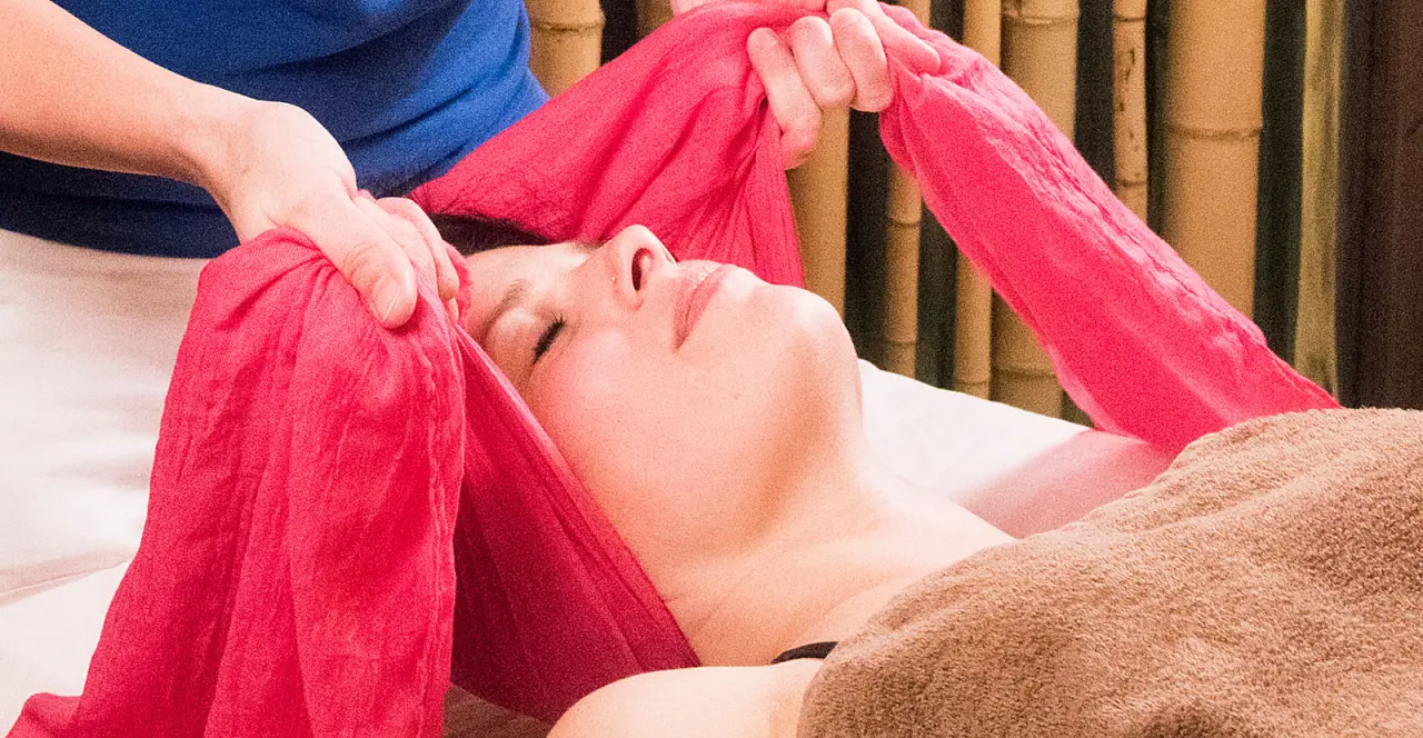 Entspannende Wellness-Behandlung mit rotem Tuch im Spa-Bereich des Hotel Zum Kramerwirt.