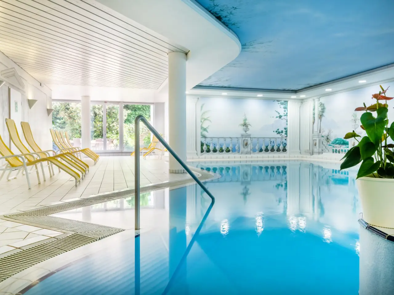 Grosszügiger Innenpool mit Liegebereich und Tageslicht im Berghotel Jägerhof