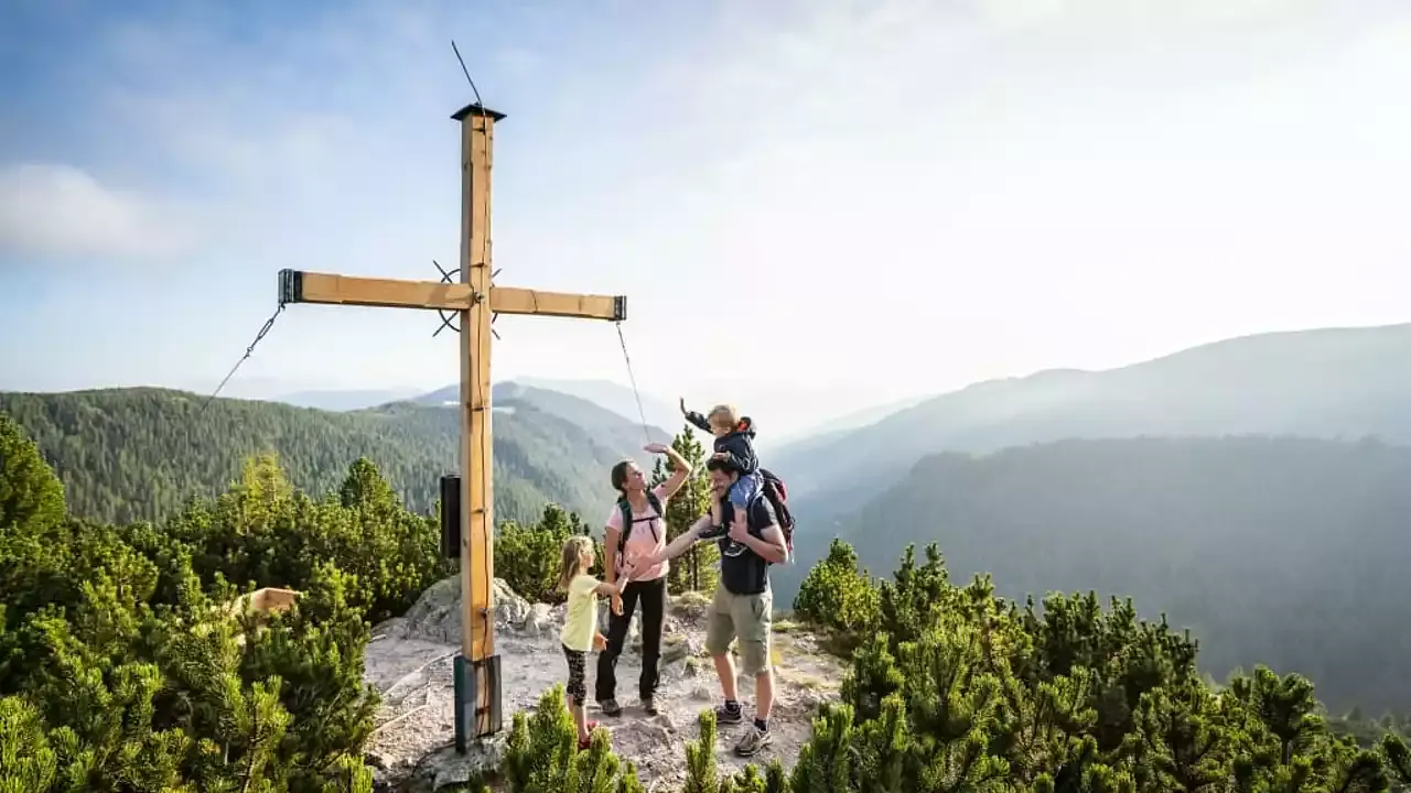 Hotel Moserhof in Seeboden – Familie am Gipfelkreuz mit Bergpanorama | Wellnesshotel Kärnten