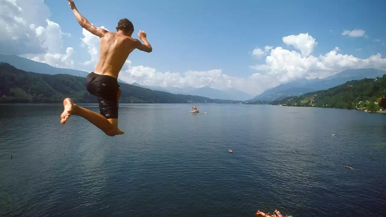 Hotel Moserhof in Seeboden – Mann springt in den Millstätter See mit Bergkulisse | Wellnesshotel Kärnten