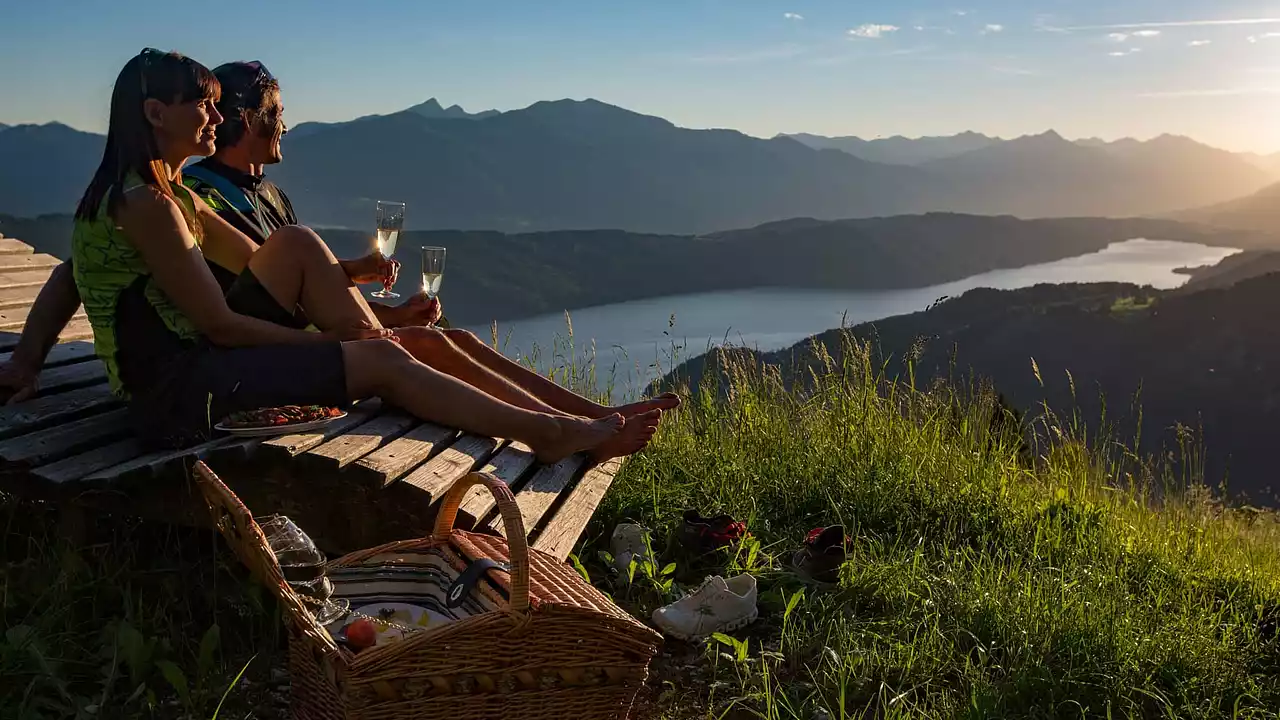 Hotel Moserhof in Seeboden – Paar genießt Picknick mit Blick auf den Millstätter See | Wellnesshotel Kärnten