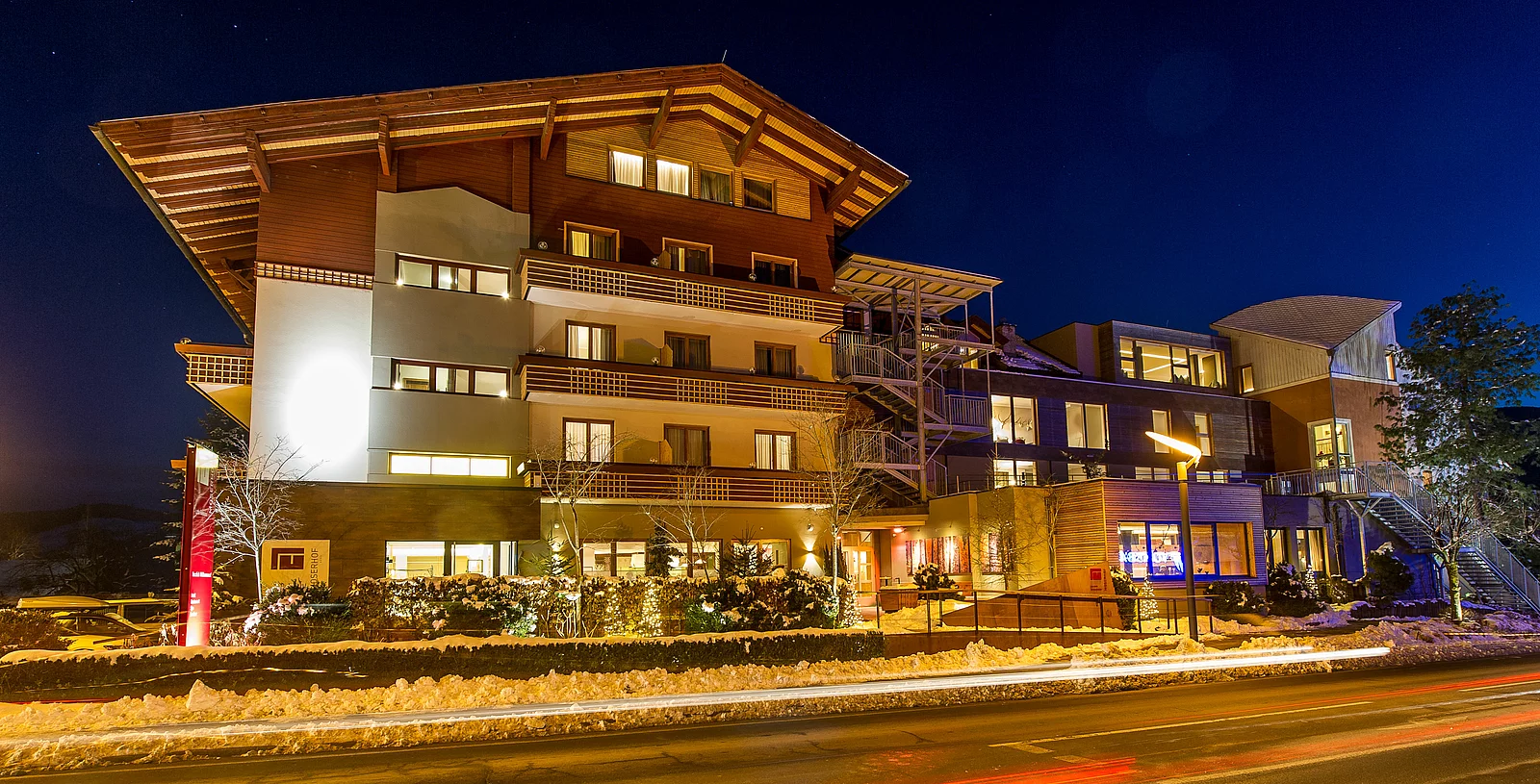 Hotel Moserhof in Seeboden – Beleuchtete Außenansicht des Hotels bei Nacht | Wellnesshotel Kärnten