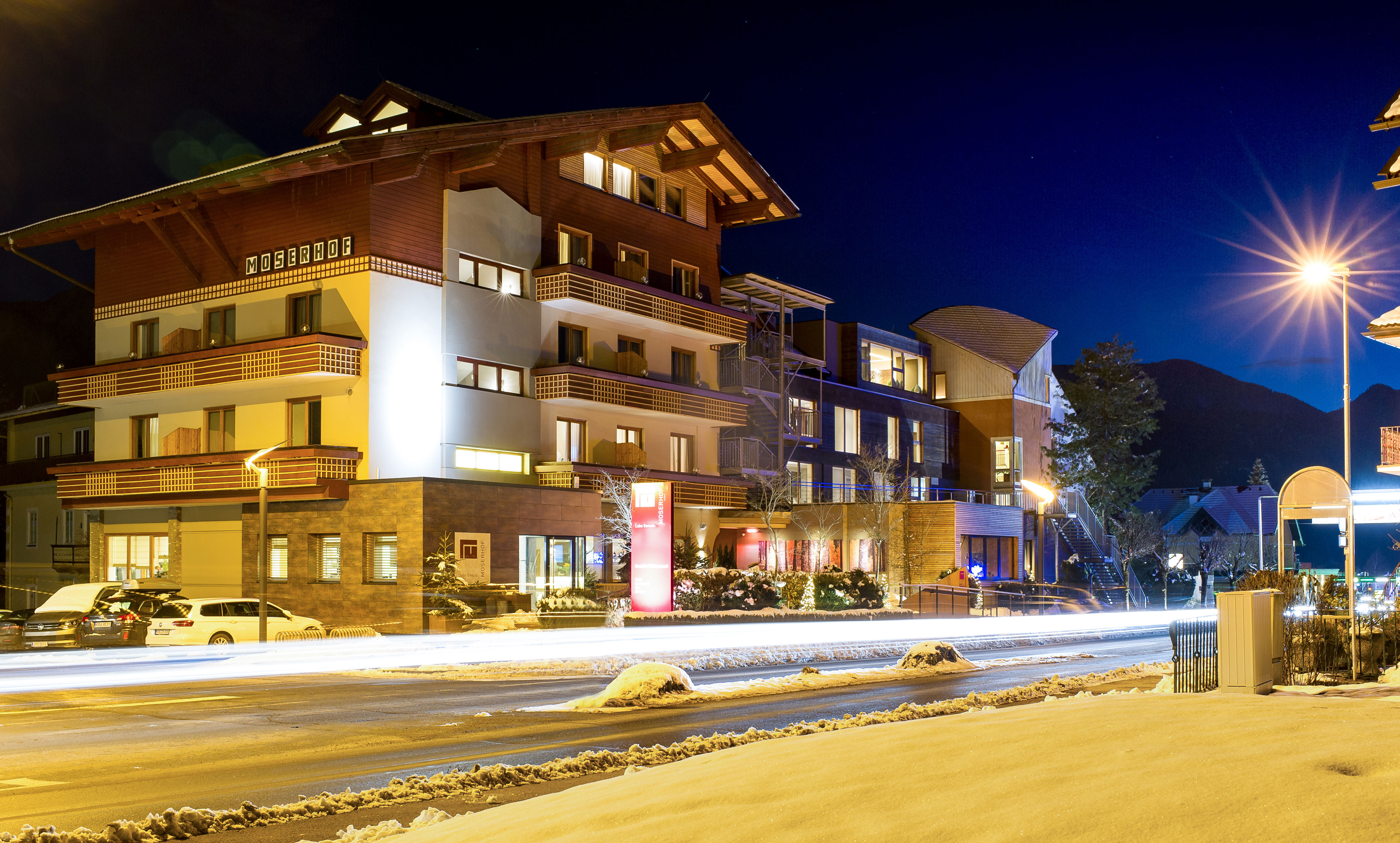Hotel Moserhof in Seeboden – Hotelansicht bei Nacht mit Lichtspuren auf der Straße | Wellnesshotel Kärnten