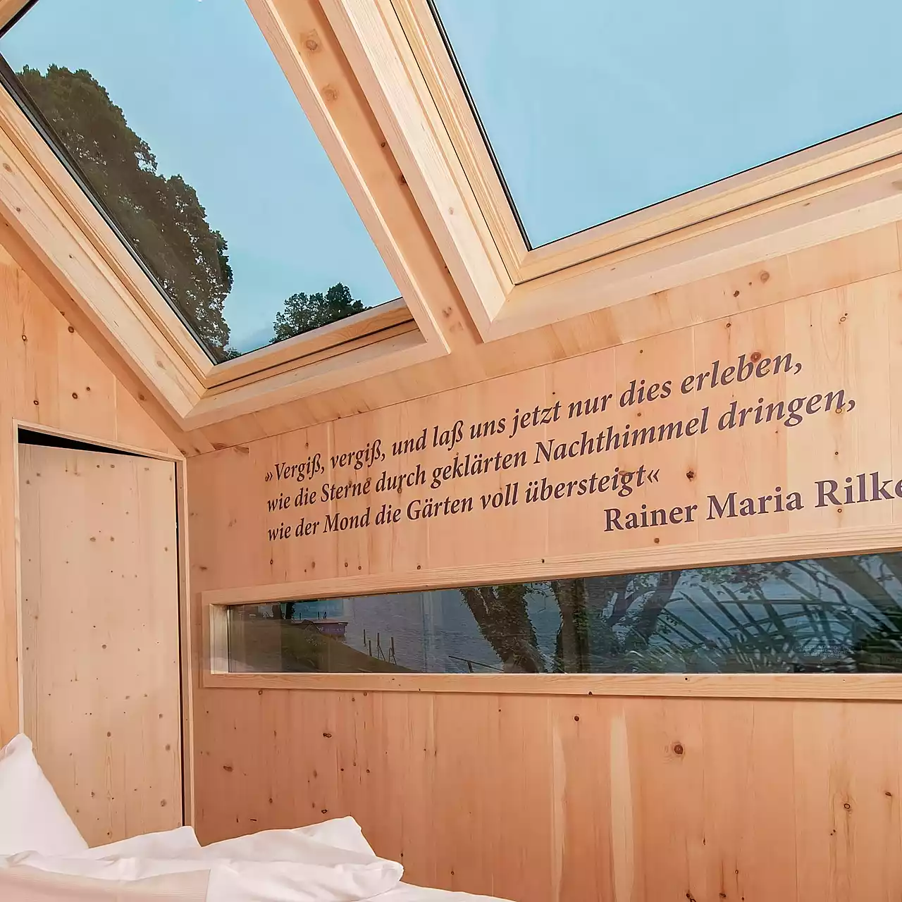 Hotel Moserhof in Seeboden – Gemütliches Zimmer mit Holzwänden und großem Dachfenster | Wellnesshotel Kärnten