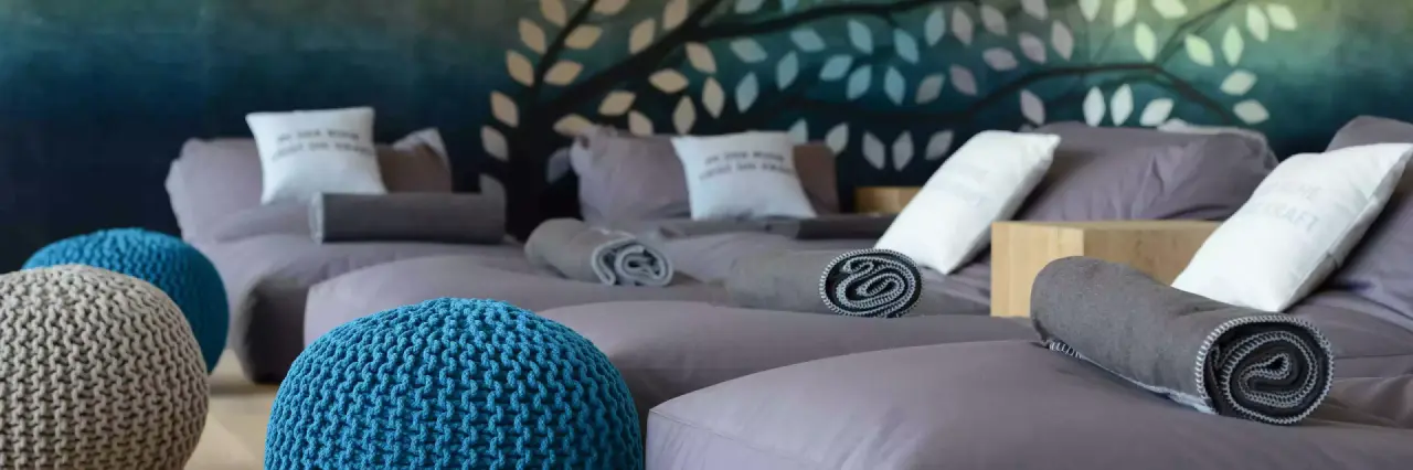 Hotel Moserhof in Seeboden – Entspannungsbereich mit bequemen Liegen und Kissen im Spa | Wellnesshotel Kärnten