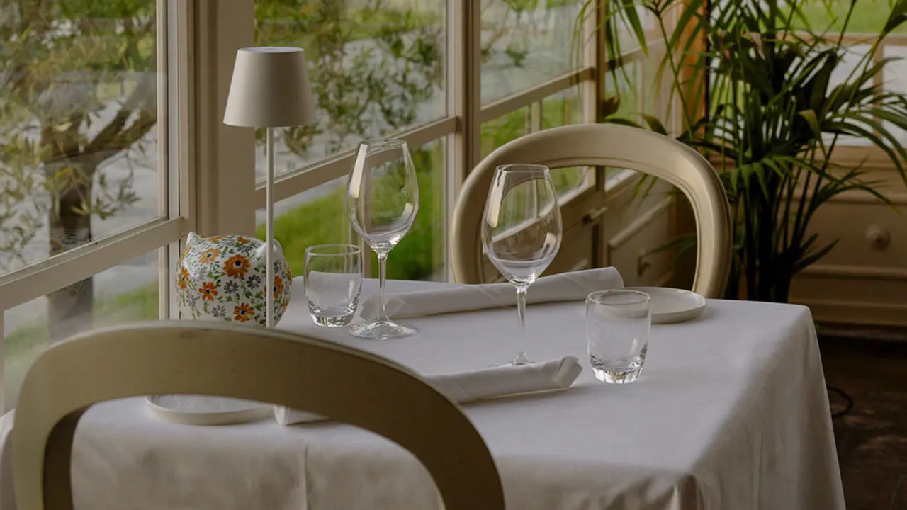 Borgo Condé - Wine Resort in Fiumana – Gedeckter Tisch im Restaurant mit Blick ins Grüne | Wellnesshotel Emilia-Romagna