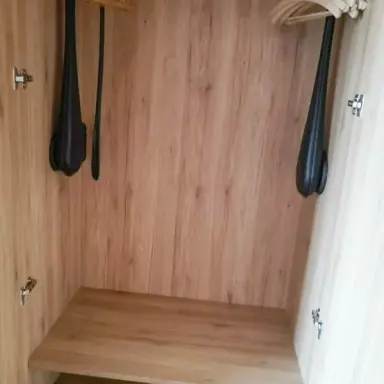 Leerer Holzschrank mit Kleiderbügeln und Schuhlöffel im Zimmer des sonnenhotel WEINGUT RÖMMERTH.