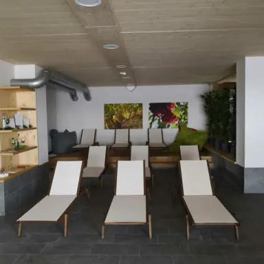 Entspannungsbereich mit Liegen und Weinmotiven im Spa des sonnenhotel WEINGUT RÖMMERTH