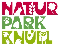 Logo des Naturparks Knüll mit stilisierten Tieren und Pflanzen in Rot und Grün.