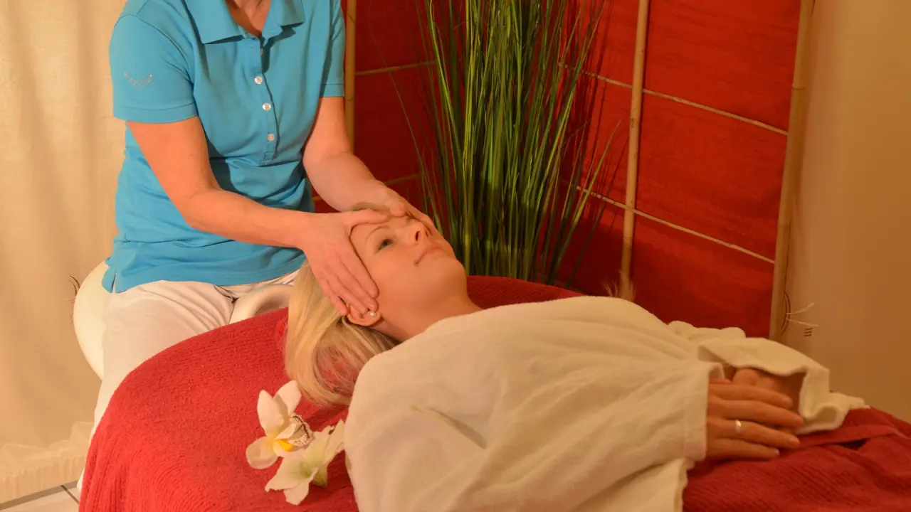 Entspannende Kopfmassage im Spa-Bereich des Parkhotel Zum Stern. Wellness-Behandlung für tiefe Erholung.