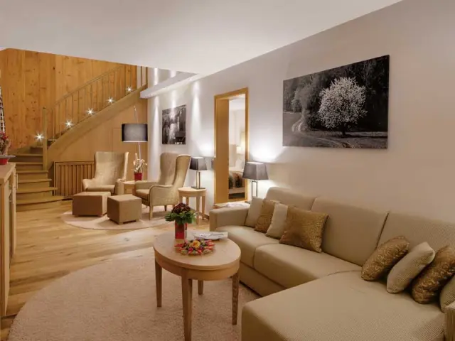 Hotel Sonnengut in Bad Birnbach – Gemütliche Lobby mit Sitzbereichen und Treppe | Wellnesshotel Rottal