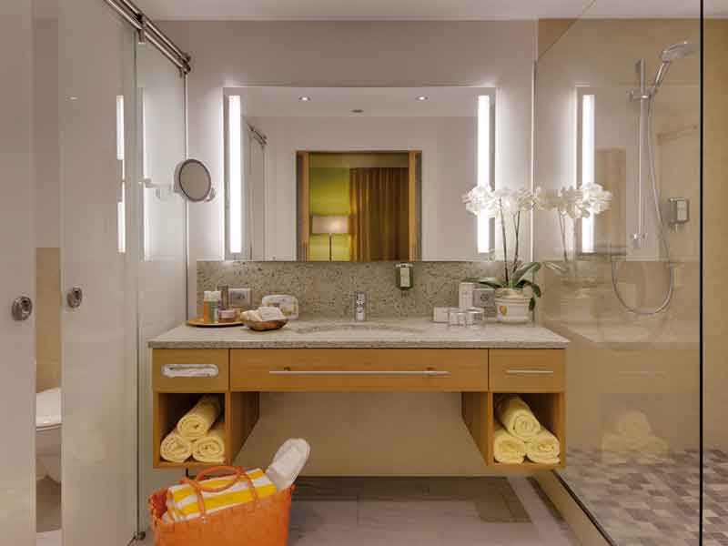 Hotel Sonnengut in Bad Birnbach – Modernes Badezimmer mit großer Dusche und Waschtisch | Wellnesshotel Rottal