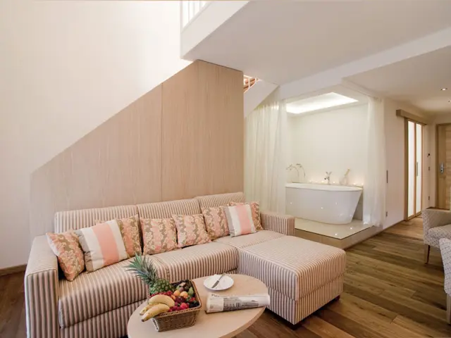 Hotel Sonnengut in Bad Birnbach – Geräumige Suite mit Badewanne und gemütlichem Wohnbereich | Wellnesshotel Rottal