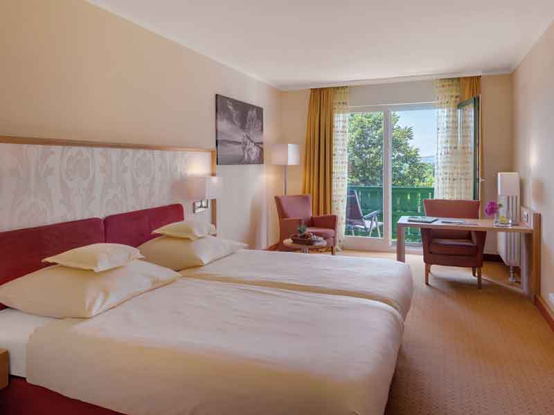 Hotel Sonnengut in Bad Birnbach – Gemütliches Doppelzimmer mit Balkon und Ausblick | Wellnesshotel Rottal