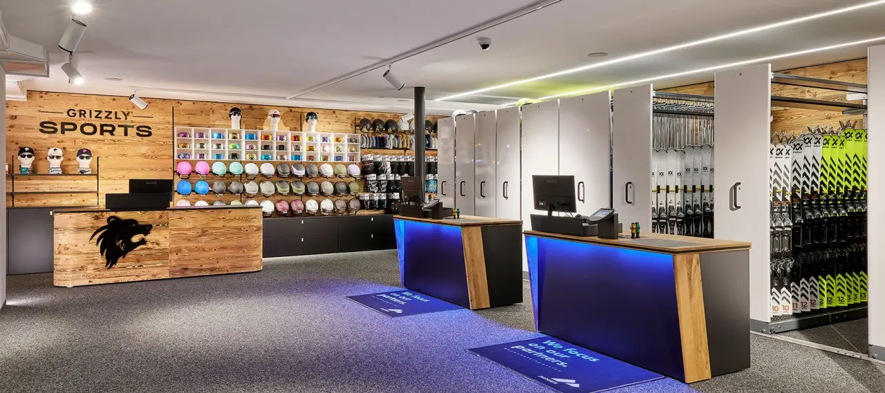 Modern ausgestatteter Sportshop 'Grizzly Sports' mit Skiausrüstung, Helmen und Goggles im Hotel Tyrolerhof.