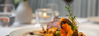 Gourmet-Gericht mit Fleisch, Pfifferlingen und Kräutern im Restaurant des Hotel Tyrolerhof.