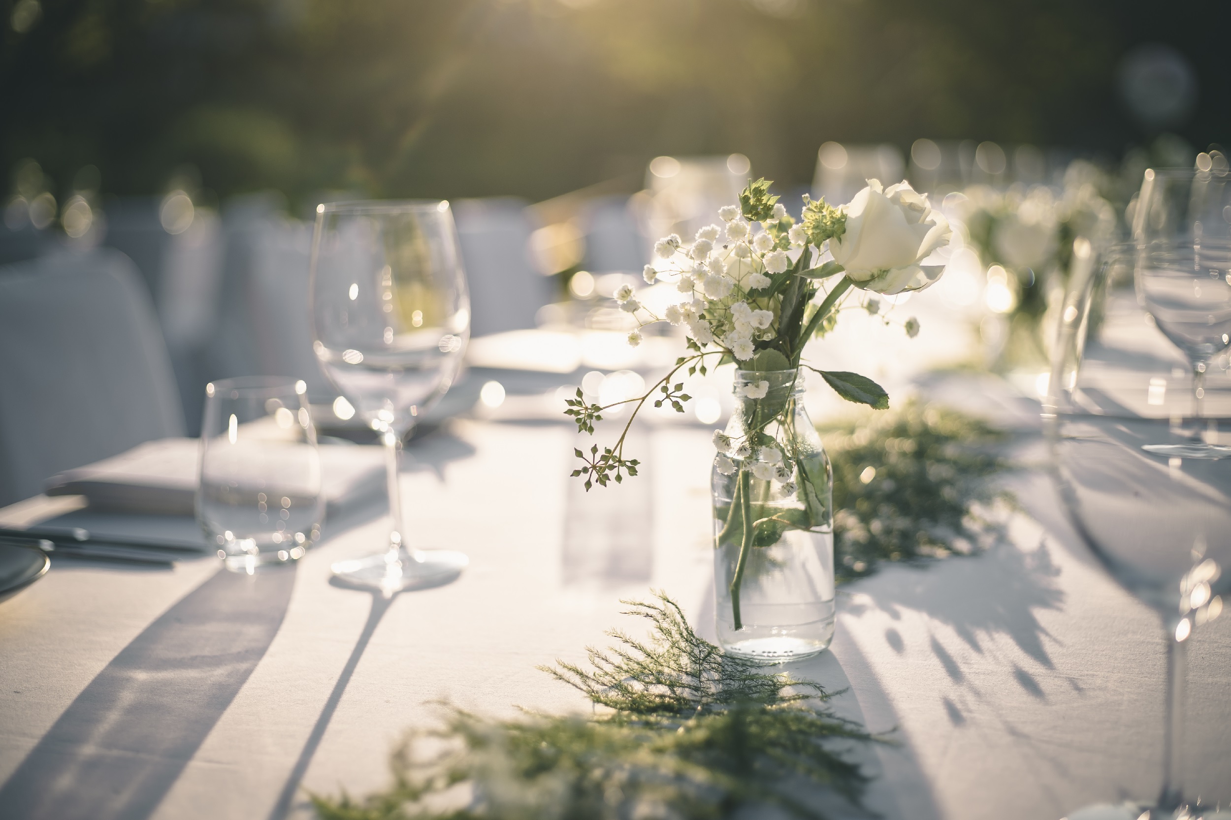 Landgasthof Karner in Frasdorf – Festlich gedeckter Tisch mit Blumendekoration | Wellnesshotel Chiemgau