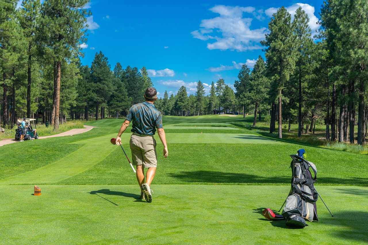 Landgasthof Karner in Frasdorf – Golfer auf einem grünen Golfplatz unter blauem Himmel | Wellnesshotel Chiemgau