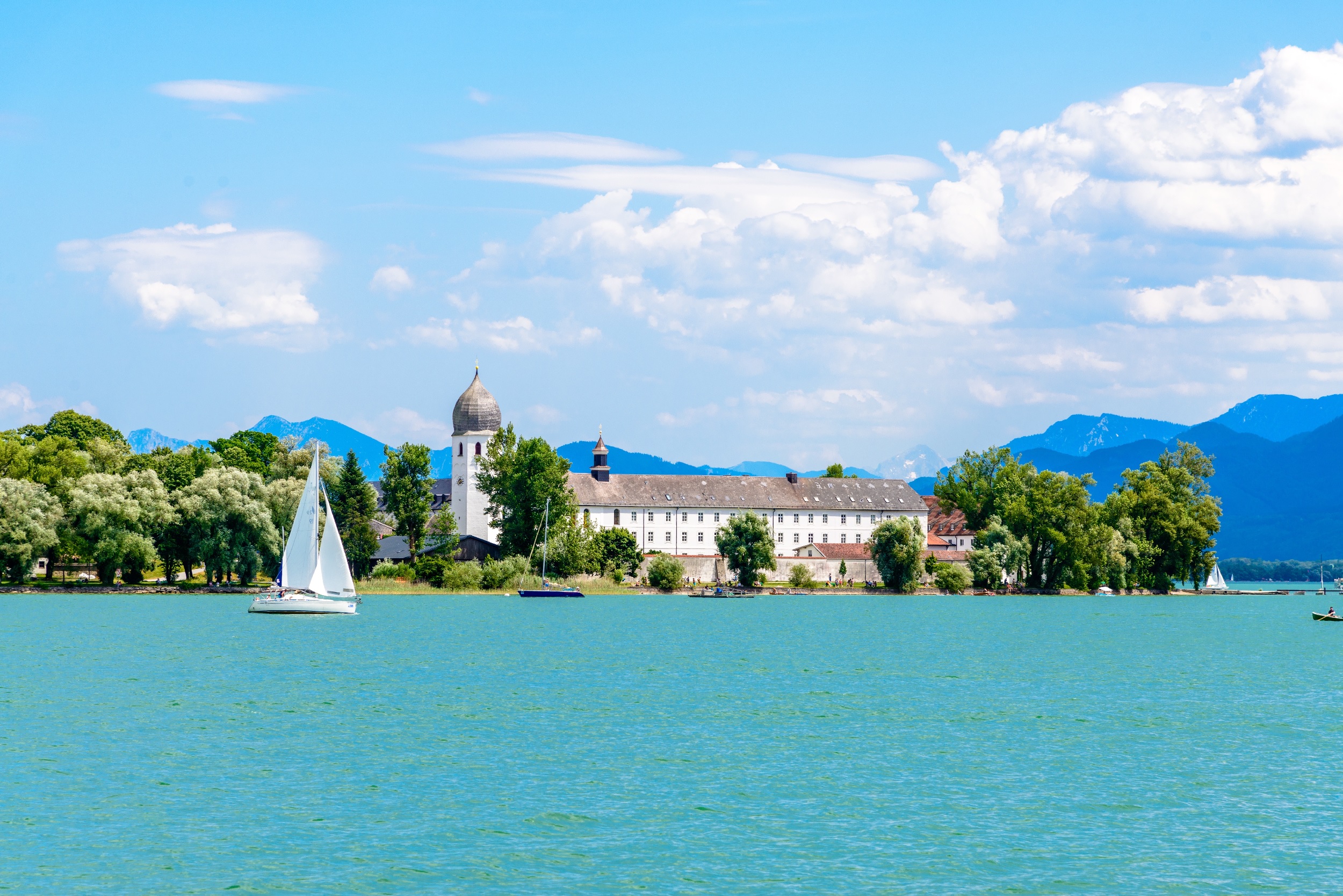 Landgasthof Karner in Frasdorf – Malerischer See mit Kloster und Bergen im Chiemgau | Wellnesshotel Chiemgau