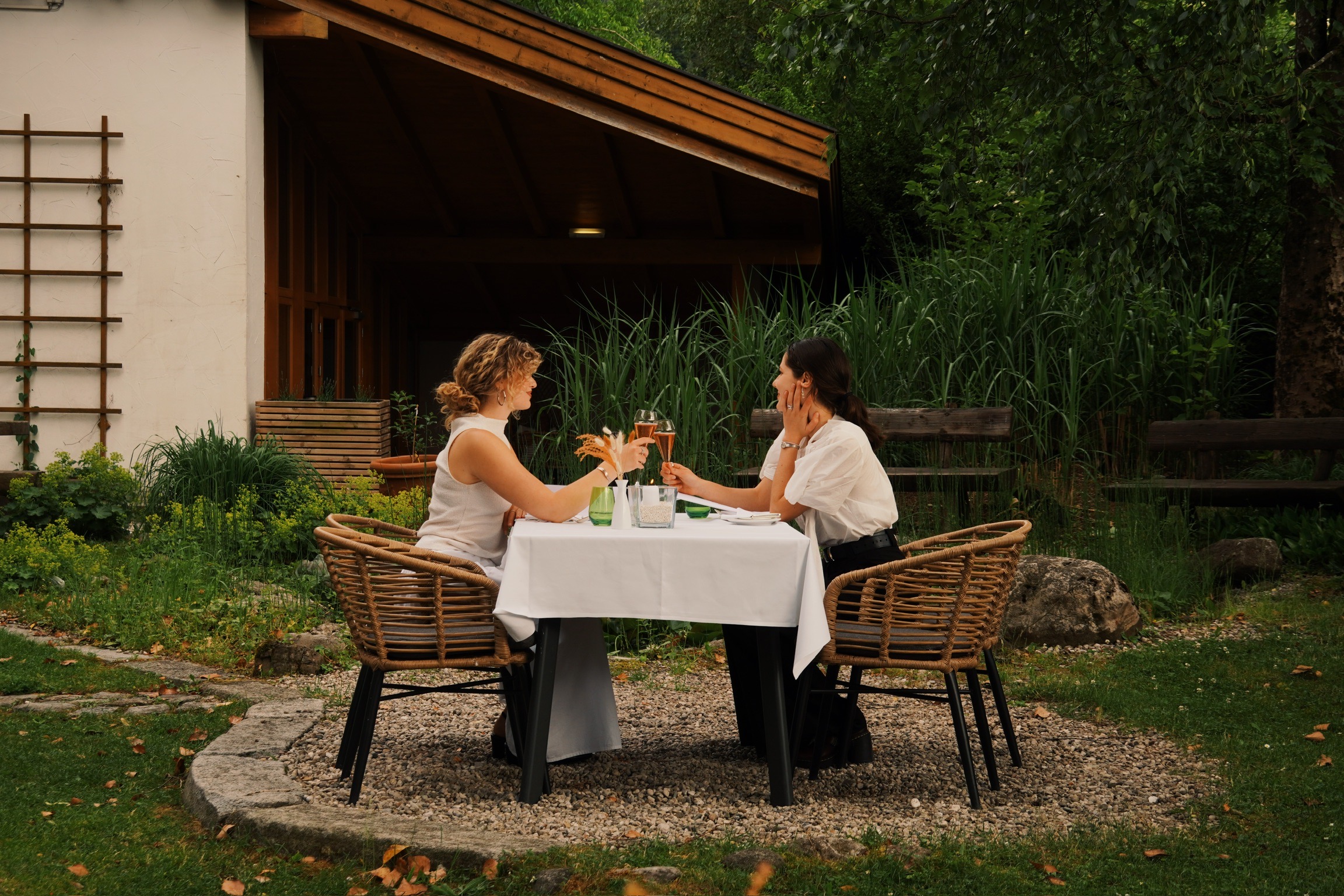 Landgasthof Karner in Frasdorf – Gäste genießen Getränke im grünen Hotelgarten | Wellnesshotel Chiemgau