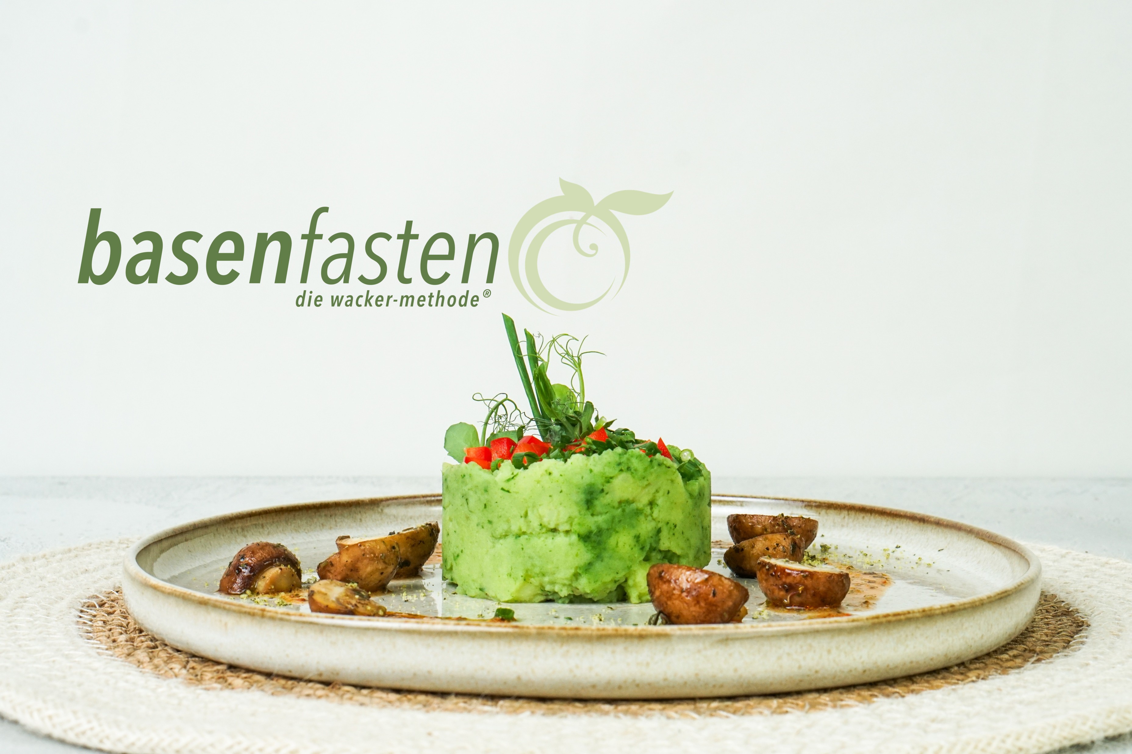 Landgasthof Karner in Frasdorf – Basenfasten Gericht mit grünem Püree und Beilagen | Wellnesshotel Chiemgau