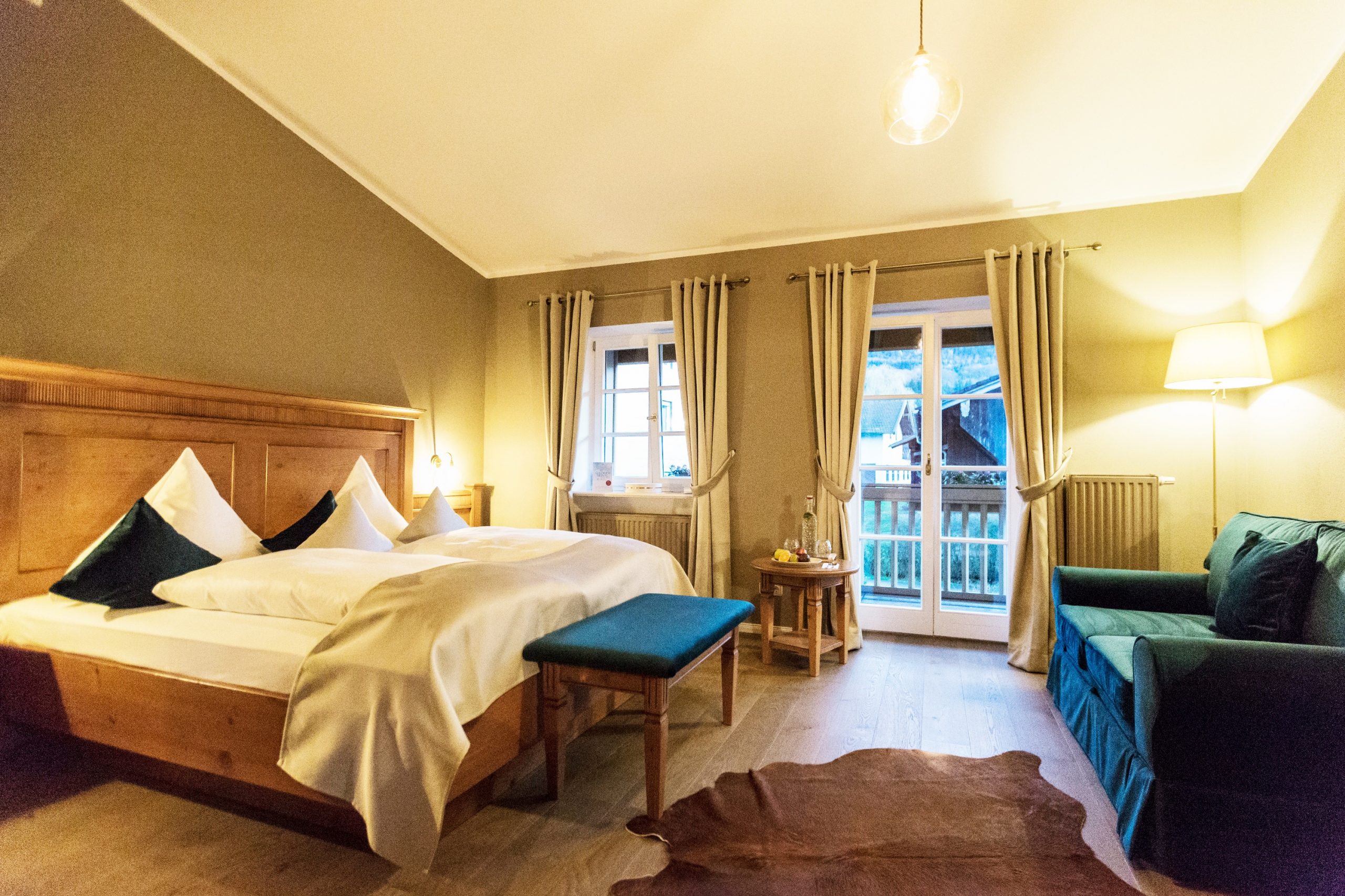 Landgasthof Karner in Frasdorf – Komfortables Hotelzimmer mit Balkon und Ausblick | Wellnesshotel Chiemgau