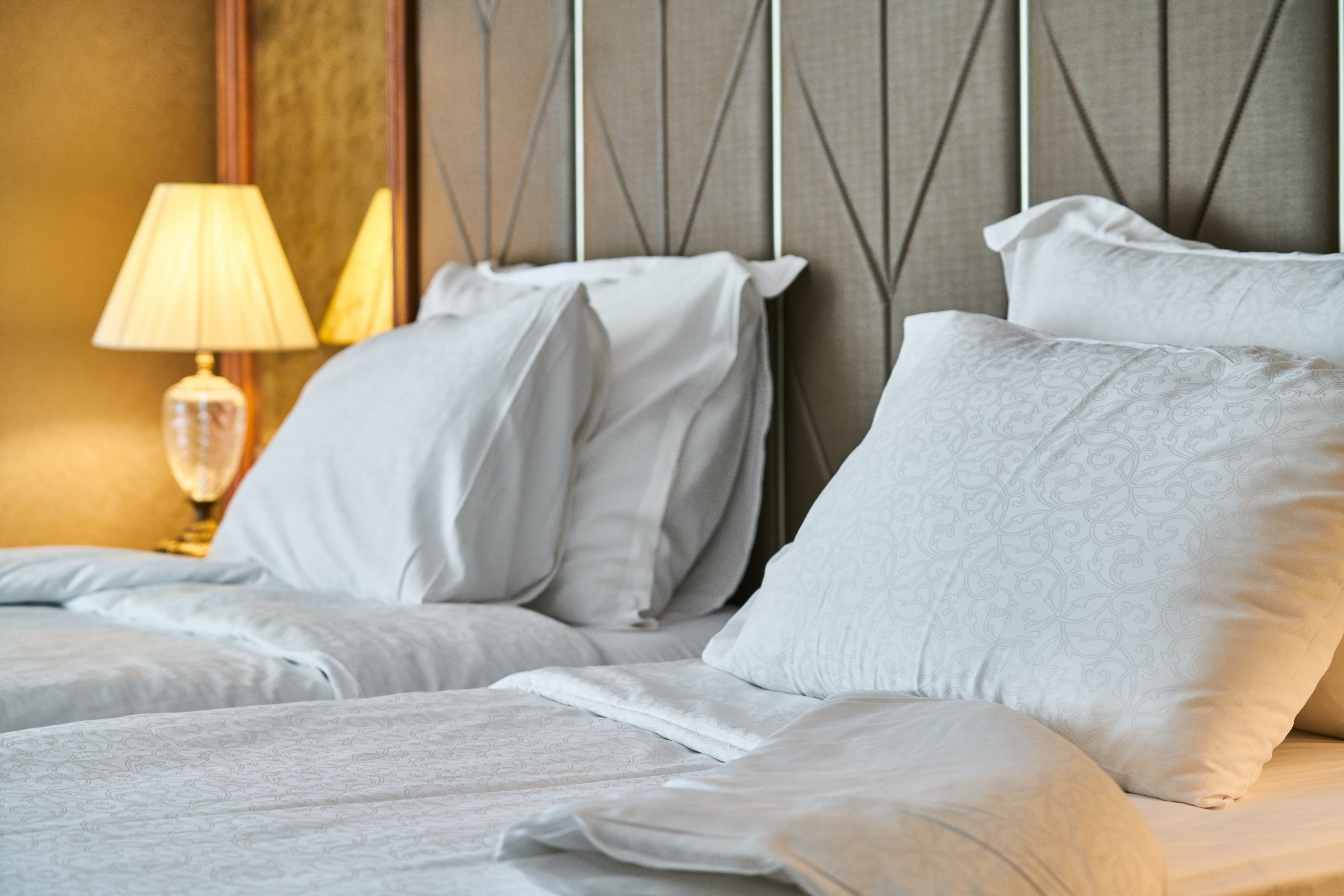 Landgasthof Karner in Frasdorf – Nahaufnahme von sauberen, weißen Hotelbettkissen | Wellnesshotel Chiemgau