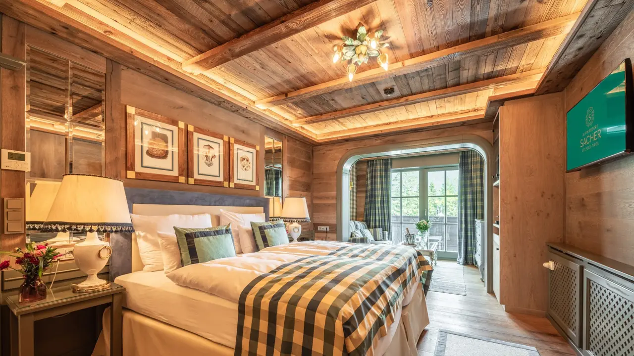 Gemütliches Doppelzimmer im alpinen Stil mit Holzelementen und Balkon im Alpin Resort Sacher Seefeld - Tirol.