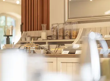 Reichhaltiges Frühstücksbuffet mit Müsli, Milch und frischen Speisen im Restaurant des Ringhotel Villa Margarete.