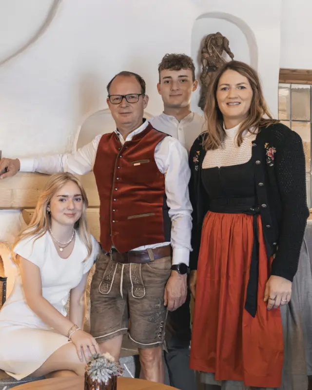 Familienportrait der Gastgeber des Jerzner Hofs in traditioneller Tracht, die Gäste herzlich willkommen heissen.