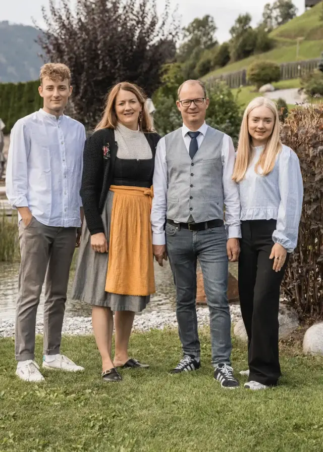 Die Gastgeberfamilie des Jerzner Hofs im Hotelgarten, ein herzliches Willkommen für Gäste in den Tiroler Alpen.