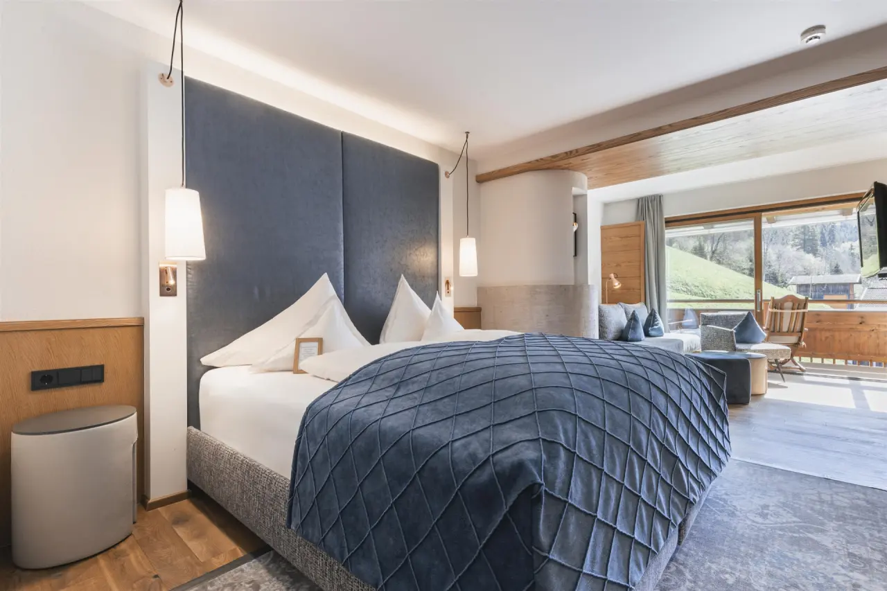 Gemütliches Doppelzimmer mit Balkon und Bergblick im Jerzner Hof, ideal für Entspannung.