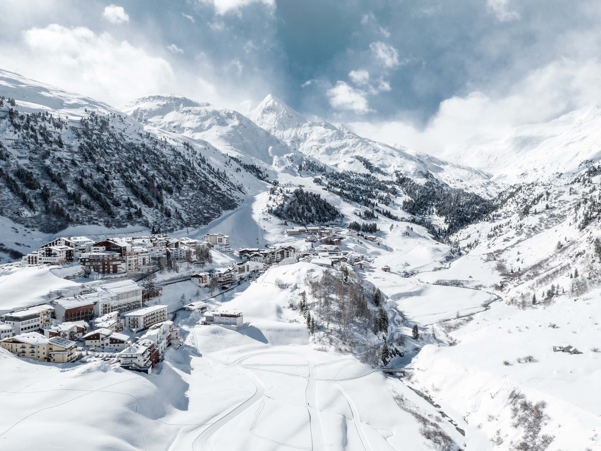 Alpen-Wellness Resort Hochfirst in Obergurgl – Winterlandschaft mit verschneitem Dorf und Bergen | Wellnesshotel Tirol